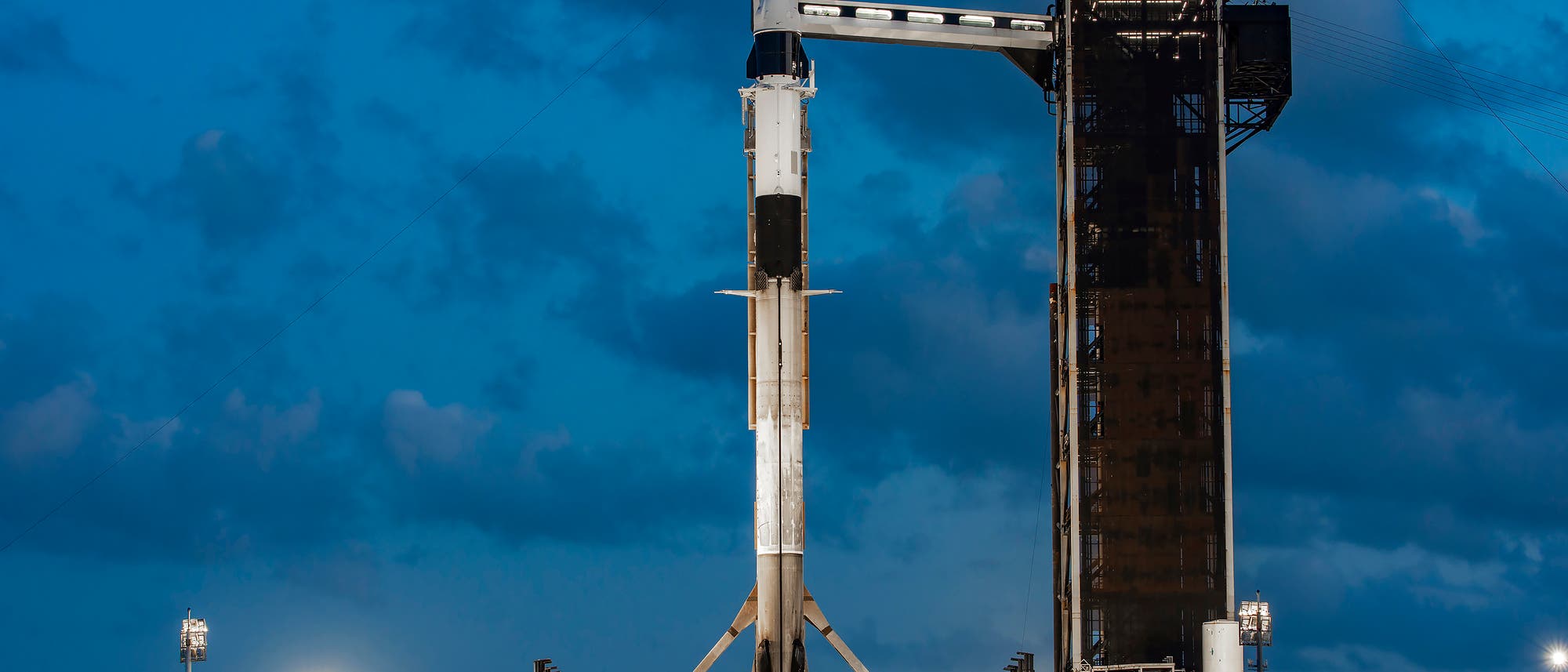 Eine Falcon-9-Rakete von Space X am 21. April 2025 im Launch Complex 39A des Kennedy Space Centers der NASA in Florida. Es ist Nacht, der Himmel ist leicht bew&ouml;lkt.