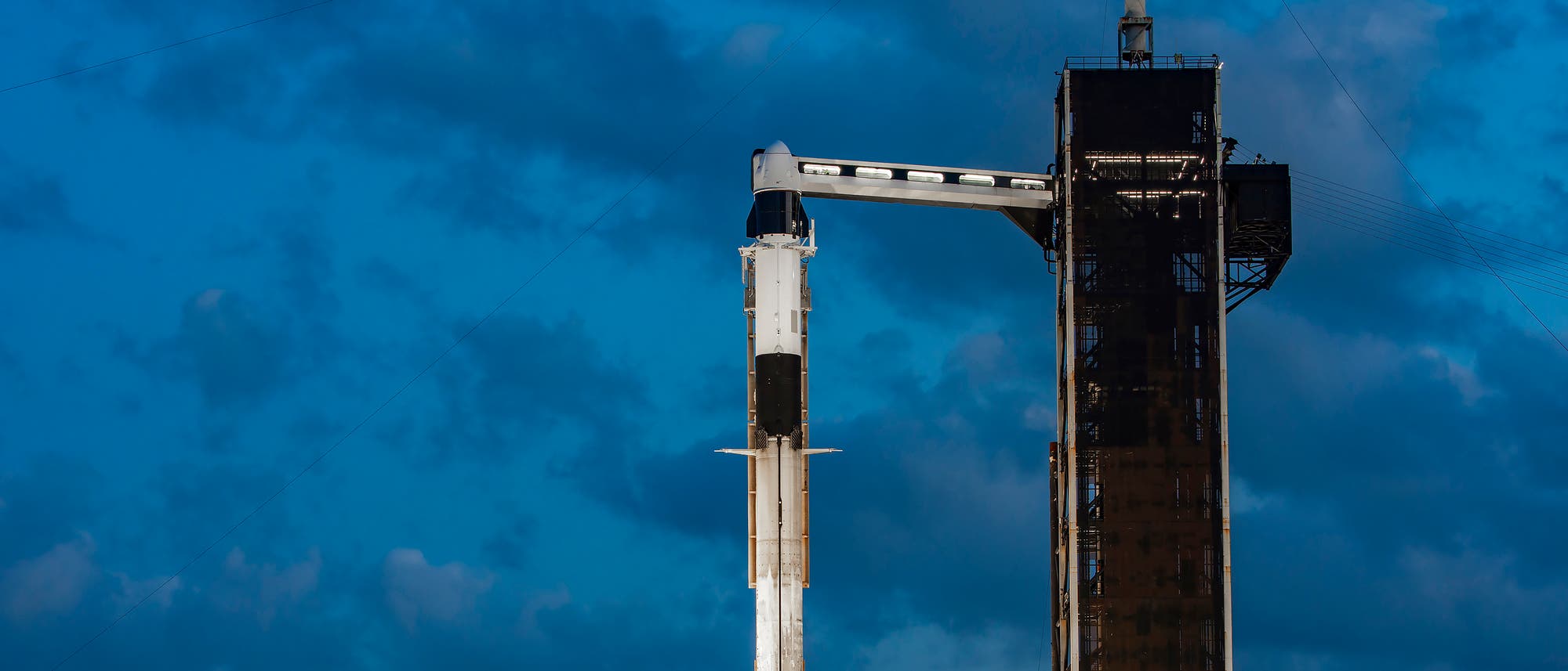 Eine Falcon-9-Rakete von SpaceX am 21. April 2025 im Launch Complex 39A des Kennedy Space Centers der NASA in Florida. Es ist Nacht, der Himmel ist leicht bewölkt. Eine Falcon-9-Rakete von SpaceX am 21. April 2025 im Launch Complex 39A des Kennedy Space Centers der NASA in Florida. Es ist Nacht, der Himmel ist leicht bewölkt.