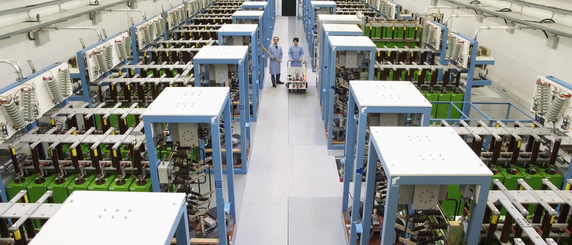 Um modern und effizient hohe magnetische Felder f&uuml;r die Materialforschung zu erreichen, die daf&uuml;r n&ouml;tige Energie zu speichern und pulsartig freizusetzen, nutzen die Wissenschaftler am Hochfeld-Magnetlabor Dresden des HZDR eine Kondensatorbank.