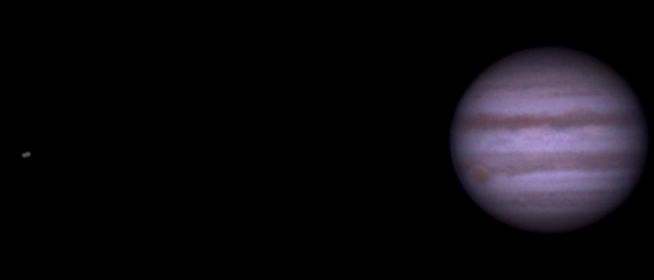 Das Bild zeigt den Planeten Jupiter mit seinen charakteristischen Wolkenbändern und einem seiner Monde, der links im Bild zu sehen ist. Jupiter erscheint als großer, runder Himmelskörper mit horizontalen Streifen in verschiedenen Brauntönen. Der Hintergrund ist schwarz, was den Kontrast zum Planeten und seinem Mond verstärkt. Das Bild zeigt den Planeten Jupiter mit seinen charakteristischen Wolkenbändern und einem seiner Monde, der links im Bild zu sehen ist. Jupiter erscheint als großer, runder Himmelskörper mit horizontalen Streifen in verschiedenen Brauntönen. Der Hintergrund ist schwarz, was den Kontrast zum Planeten und seinem Mond verstärkt.
