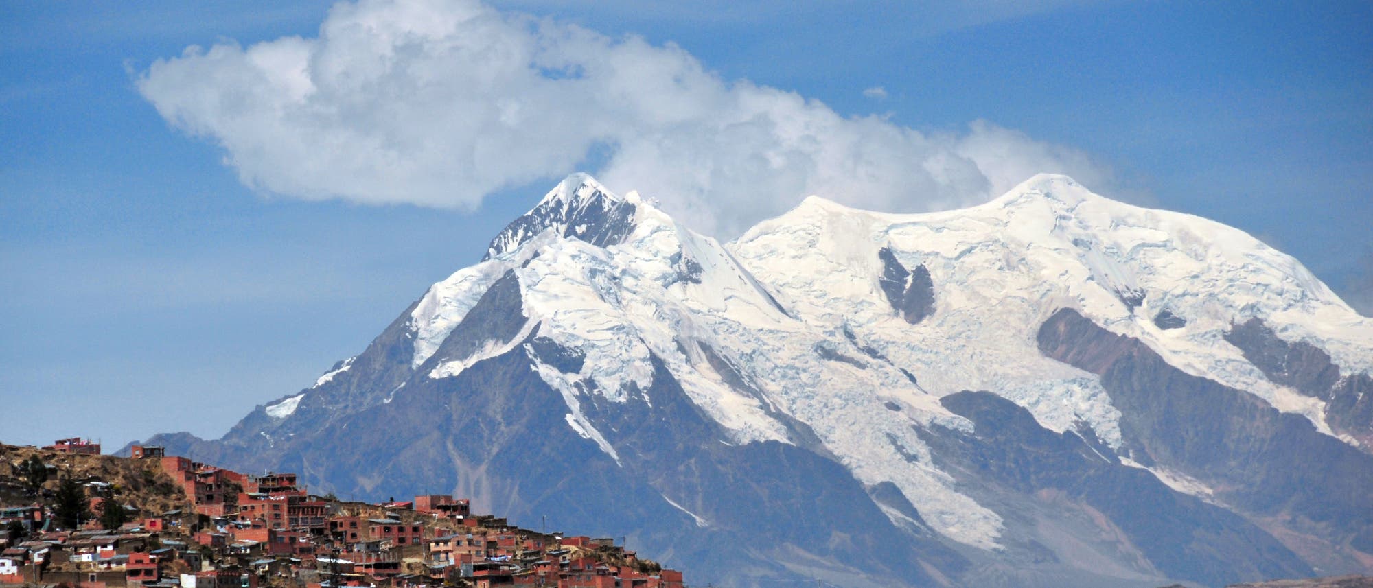 Der Illimani ragt über La Paz auf