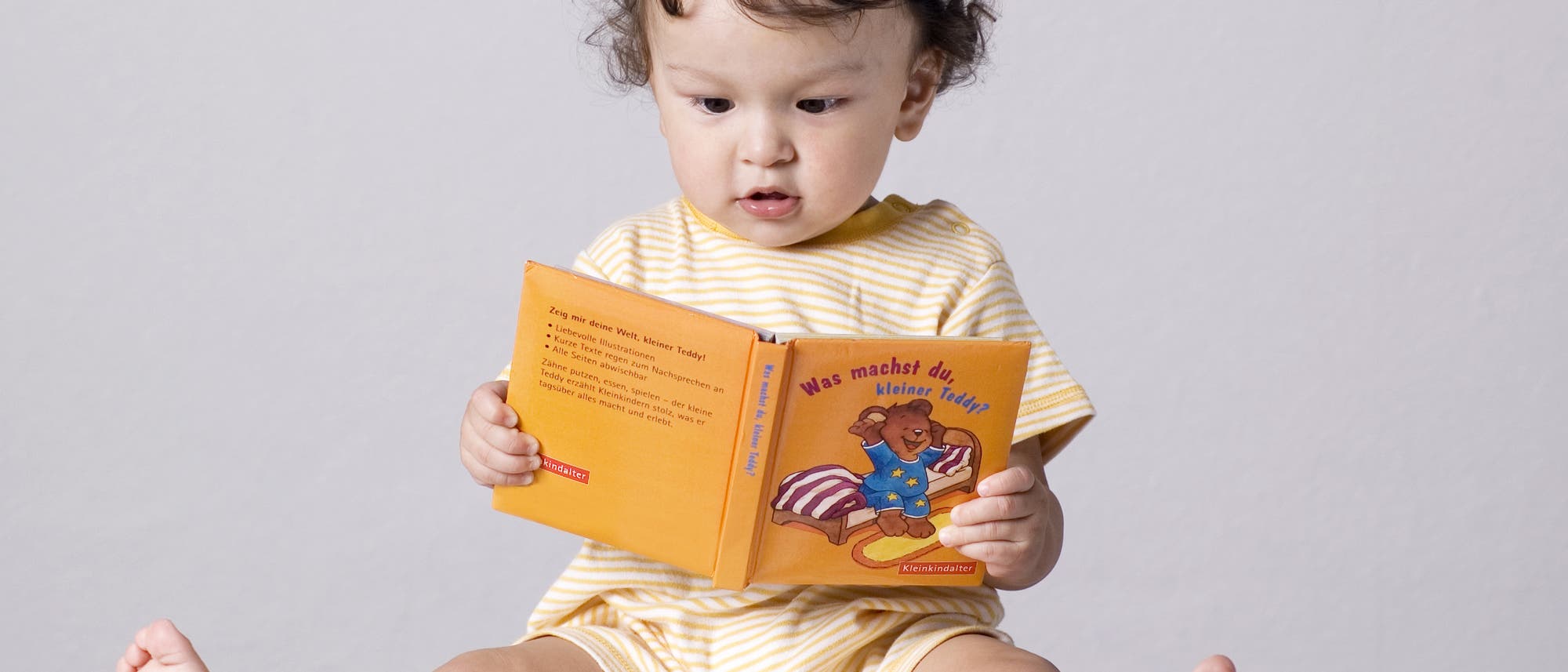 Ein kleines Kind mit Buch