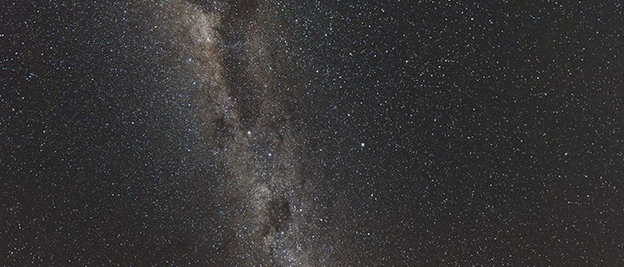 Fotoseminar unter dem hellen Band der Milchstraße Diese eindrucksvolle Aufnahme entstand bei der letzten Astroleserreise nach Namibia im Juli 2022.