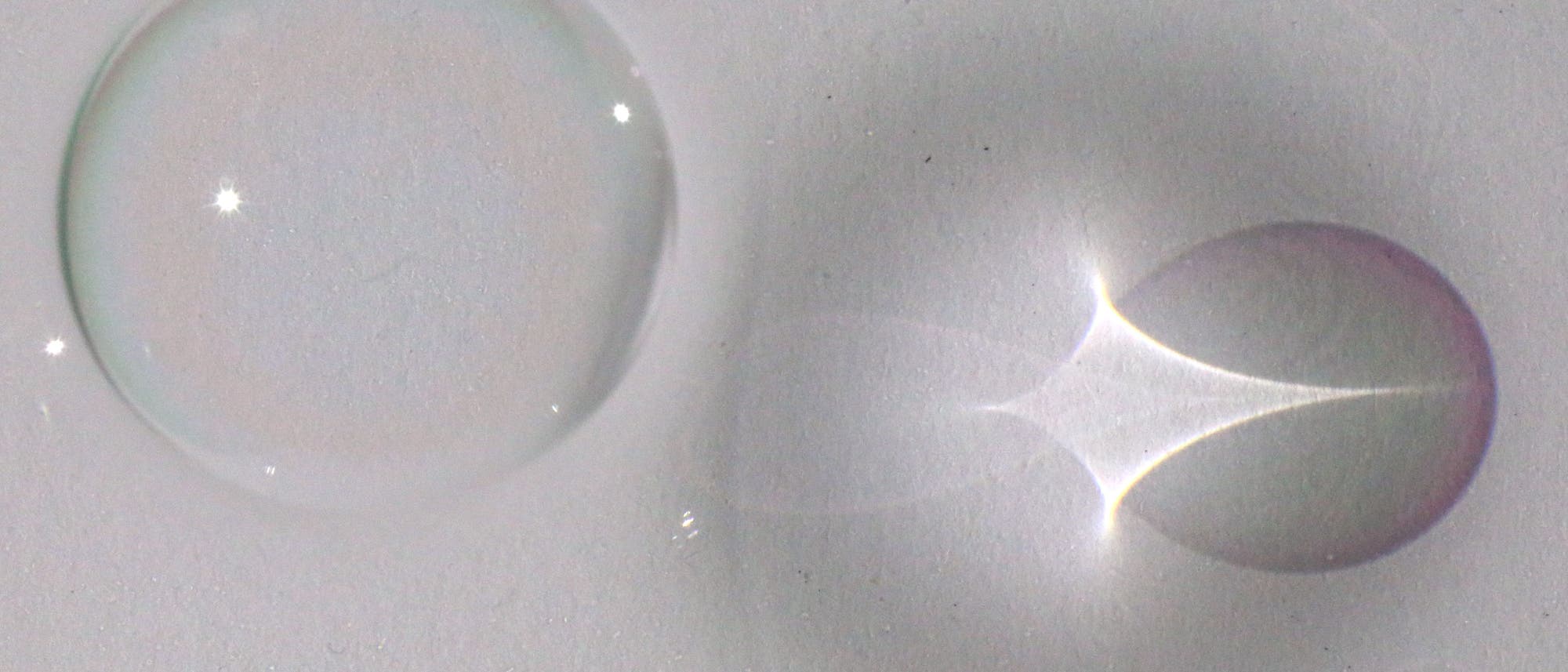 Eine einzelne Blase hinterlässt nicht nur einen schemenhaften Schatten auf dem Boden eines Behälters, sondern auch ein Lichtkreuz und unterschiedliche Farbphänomene. Eine einzelne Blase hinterlässt nicht nur einen schemenhaften Schatten auf dem Boden eines Behälters, sondern auch ein Lichtkreuz und unterschiedliche Farbphänomene.