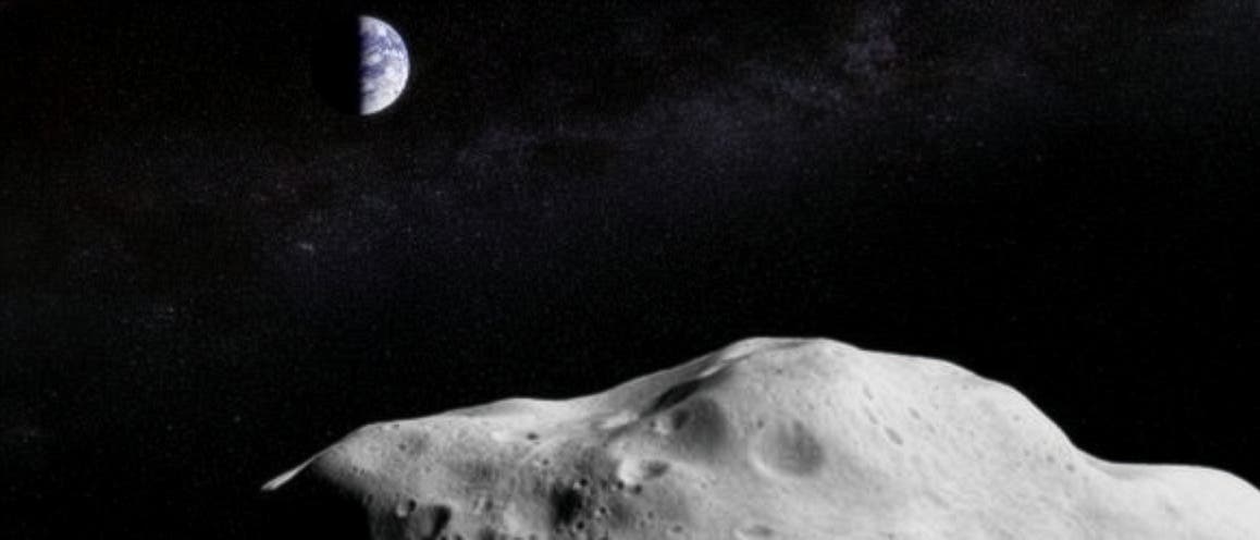 Ein großer, kraterbedeckter Asteroid im Vordergrund des Bildes, mit der Erde und einem weiteren Himmelskörper im Hintergrund. Der Asteroid zeigt eine unregelmäßige Oberfläche mit zahlreichen Vertiefungen. Die Erde ist teilweise beleuchtet und zeigt blaue und weiße Farbtöne. Der Hintergrund ist ein dunkler Weltraum mit schwachen Sternen. Das Bild vermittelt eine astronomische Perspektive auf die Nähe von Asteroiden zur Erde. Ein großer, kraterbedeckter Asteroid im Vordergrund des Bildes, mit der Erde und einem weiteren Himmelskörper im Hintergrund. Der Asteroid zeigt eine unregelmäßige Oberfläche mit zahlreichen Vertiefungen. Die Erde ist teilweise beleuchtet und zeigt blaue und weiße Farbtöne. Der Hintergrund ist ein dunkler Weltraum mit schwachen Sternen. Das Bild vermittelt eine astronomische Perspektive auf die Nähe von Asteroiden zur Erde.