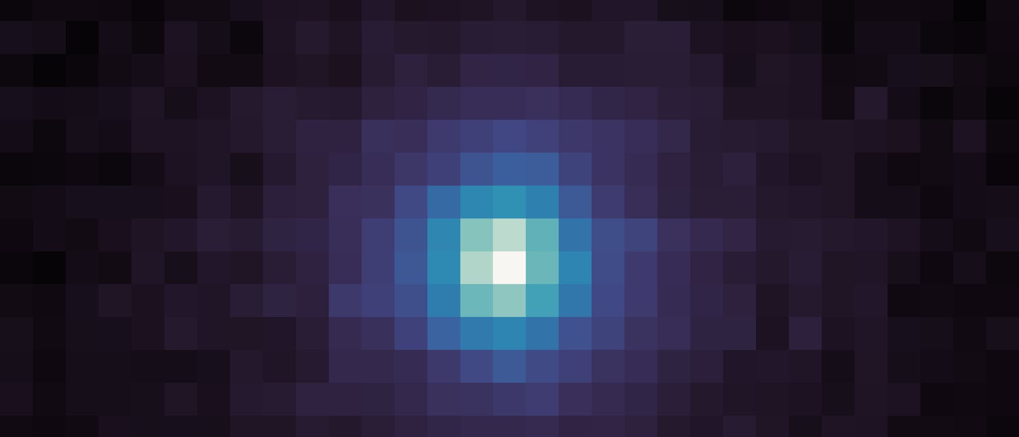 Ein unscharfes, pixeliges astronomisches Bild zeigt einen hellen, zentralen Lichtpunkt, der von einem blauen und violetten Halo umgeben ist. Der Hintergrund ist dunkel, was auf den Weltraum hindeutet. Das Bild zeigt den interstellaren Kometen 3I/ATLAS.