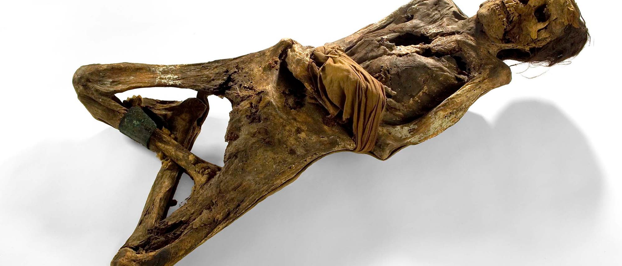 Weibliche Mumie in Rückenlage mit gekreuzten Unterschenkeln