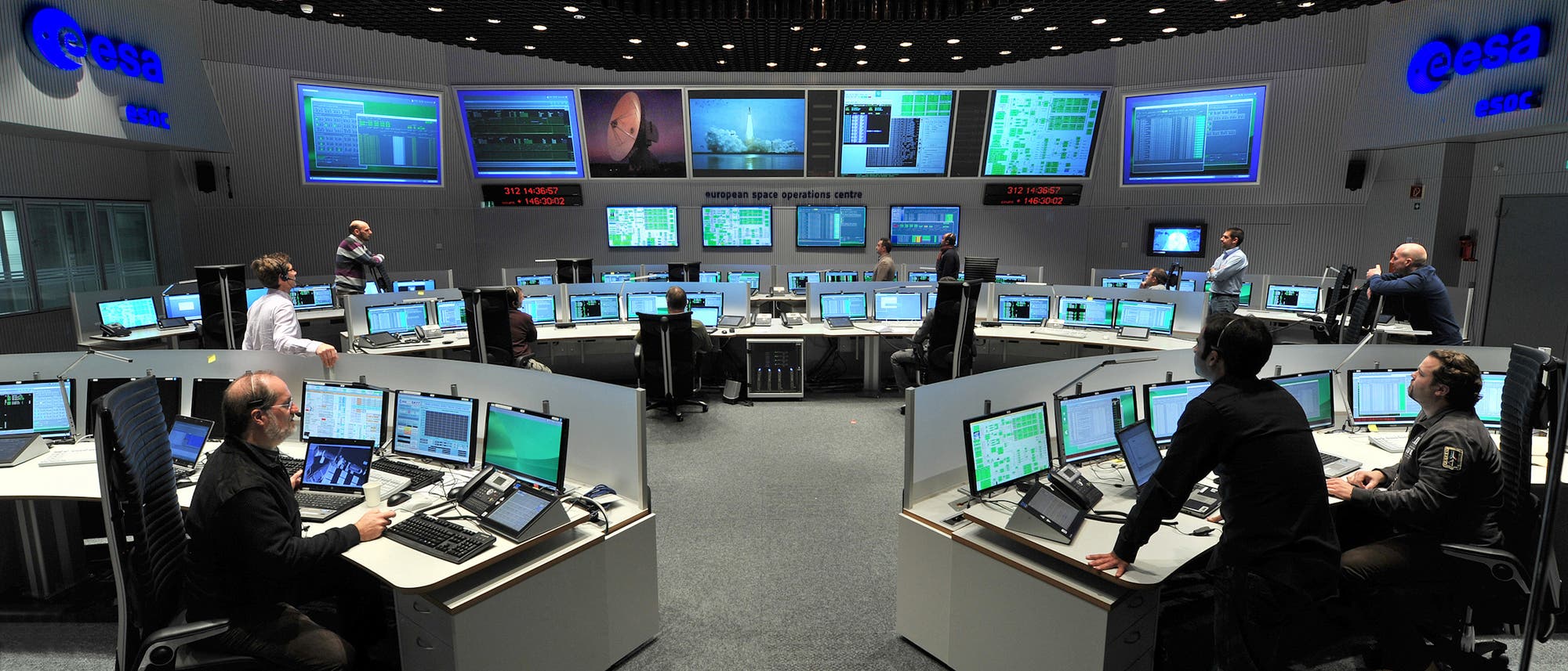 Der Main Control Room des European Space Operations Centre (ESOC) mit vielen Bildschirmen und Arbeitsplätzen.