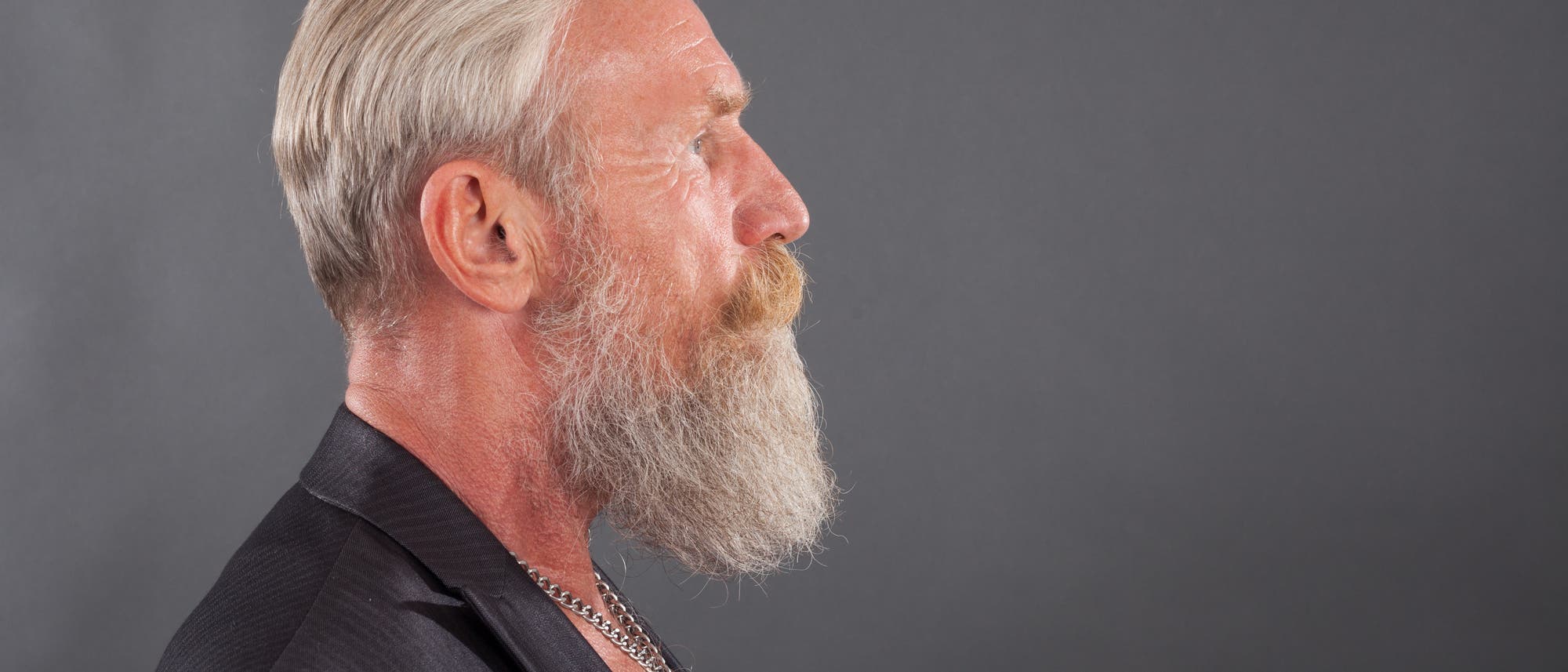 Älterer Mann mit weißem Bart und grauem Haar