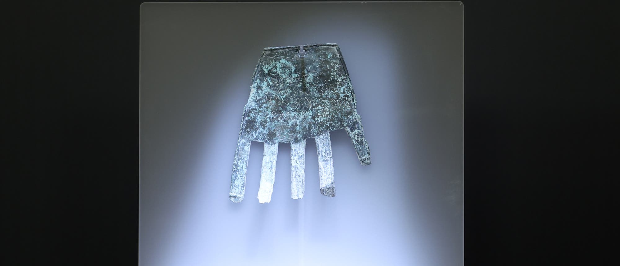 Die Hand von Irulegi ist ein Amulett aus Bronzeblech