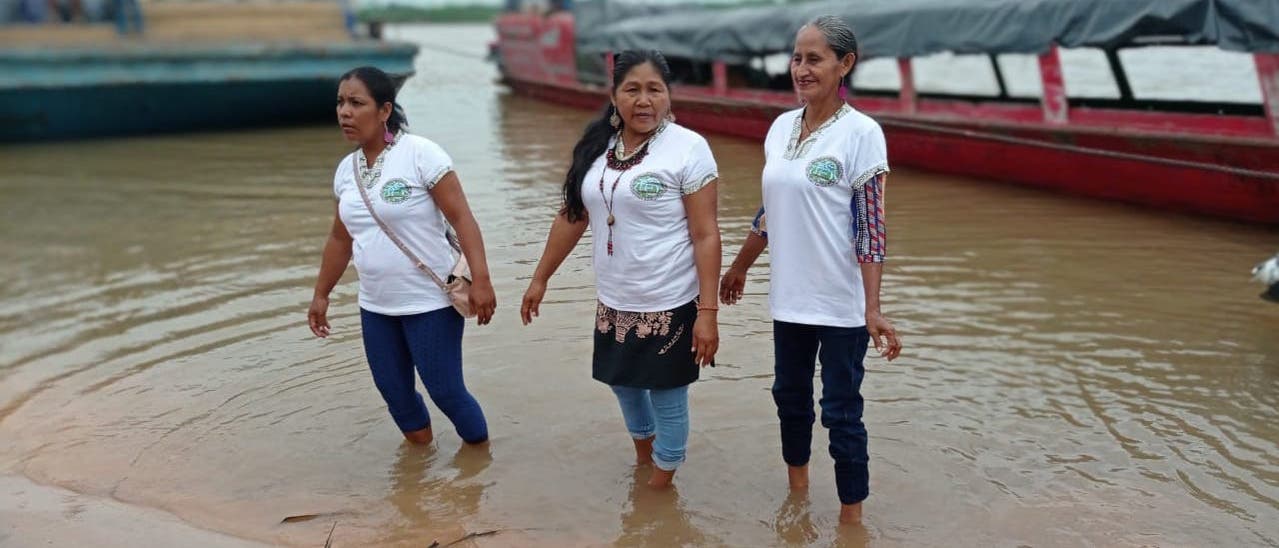 Peruanische Frauen stehen im Uferbereich des Río Marañón