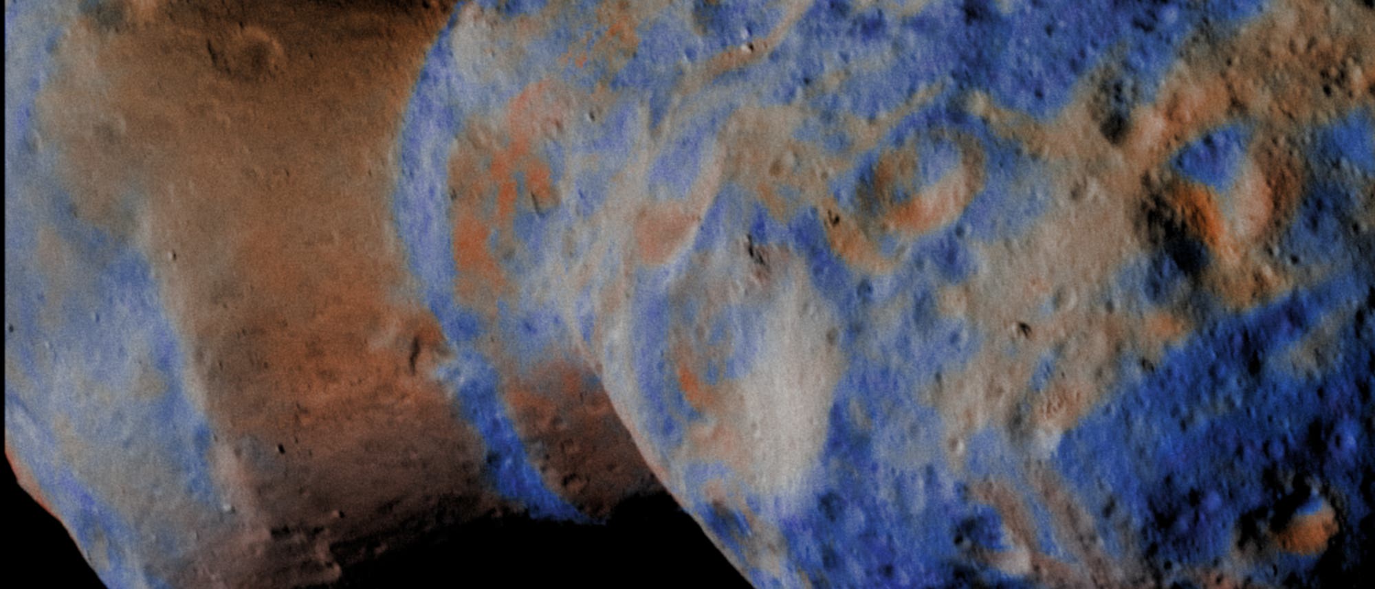 Eine farbverstärkte Aufnahme eines Asteroiden, die seine unregelmäßige, längliche Form zeigt. Die Oberfläche ist mit Kratern übersät und weist blaue und orangefarbene Bereiche auf, die unterschiedliche mineralogische Zusammensetzungen darstellen. Der Hintergrund ist schwarz, was den Asteroiden hervorhebt. Diese Darstellung dient der Analyse der geologischen Merkmale und der Materialverteilung auf dem Asteroiden. Eine farbverstärkte Aufnahme eines Asteroiden, die seine unregelmäßige, längliche Form zeigt. Die Oberfläche ist mit Kratern übersät und weist blaue und orangefarbene Bereiche auf, die unterschiedliche mineralogische Zusammensetzungen darstellen. Der Hintergrund ist schwarz, was den Asteroiden hervorhebt. Diese Darstellung dient der Analyse der geologischen Merkmale und der Materialverteilung auf dem Asteroiden.