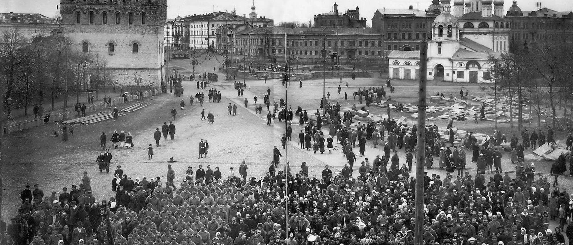 Oktober 1917: Arbeiter- und Soldatenräte kommen in der russischen Stadt Nischni Nowgorod zu einer Kundgebung zusammen.
