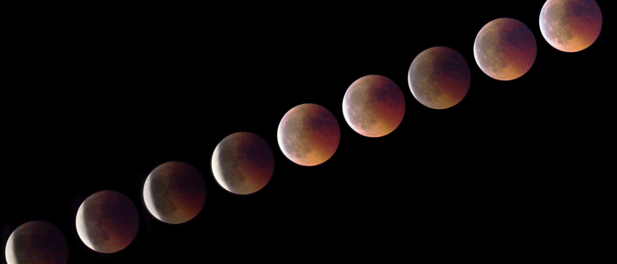 Eine Abfolge von neun Bildern zeigt die verschiedenen Phasen einer Mondfinsternis. Der Mond bewegt sich von links unten nach rechts oben und verändert dabei seine Farbe von einem hellen Grau zu einem rötlichen Ton, bevor er wieder dunkler wird. Der Hintergrund ist schwarz, was die Mondphasen deutlich hervorhebt.