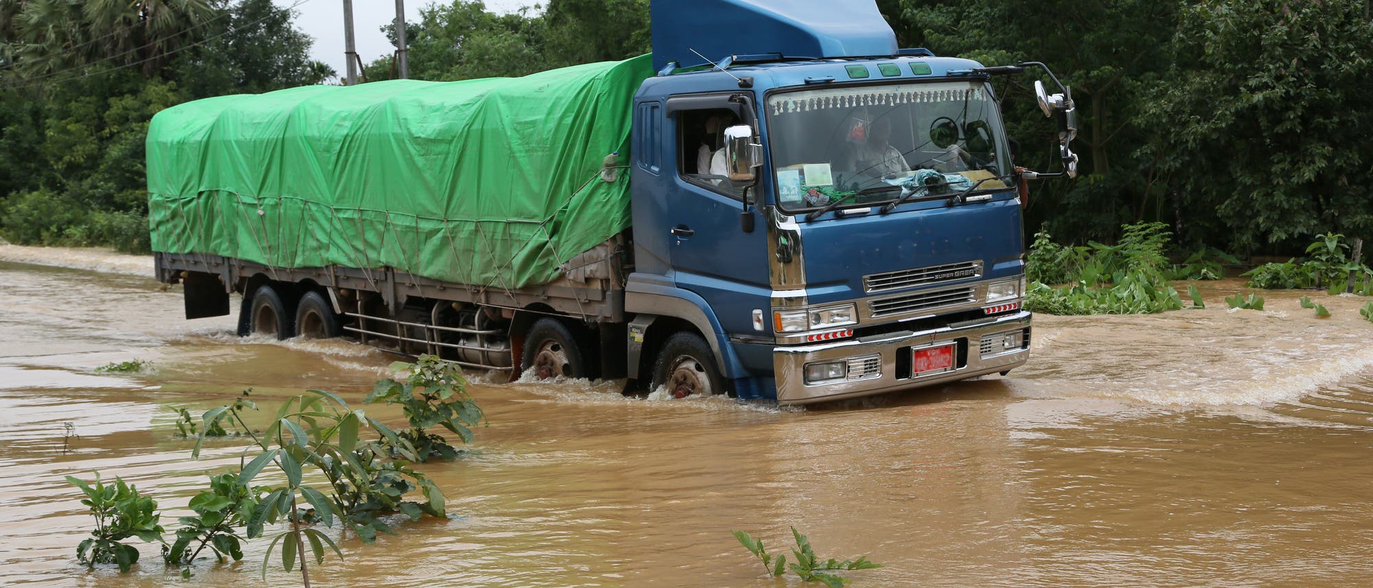 LKW auf überschwemmter Straße wärend des Monsuns 2015 in Myanmar