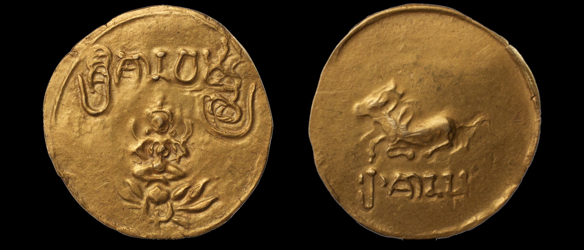 Vorder- und Rückseite einer goldenen Münze mit antiker Prägung. Die Vorderseite links zeigt komplexe Schriftzeichen und ein sitzende Göttin. Die Rückseite rechts zeigt einen Stier und weitere Schriftzeichen darunter. Die Oberfläche ist abgenutzt, was auf ihr Alter hinweist. Vorder- und Rückseite einer goldenen Münze mit antiker Prägung. Die Vorderseite links zeigt komplexe Schriftzeichen und ein sitzende Göttin. Die Rückseite rechts zeigt einen Stier und weitere Schriftzeichen darunter. Die Oberfläche ist abgenutzt, was auf ihr Alter hinweist.