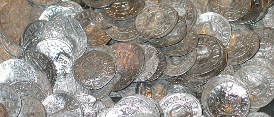 Münzen schlummerten jahrhundertelang unter Kirchenfußboden