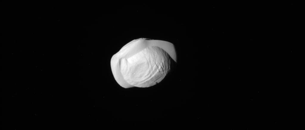 Detailaufnahme der Raumsonde Cassini des Saturnmonds Pan