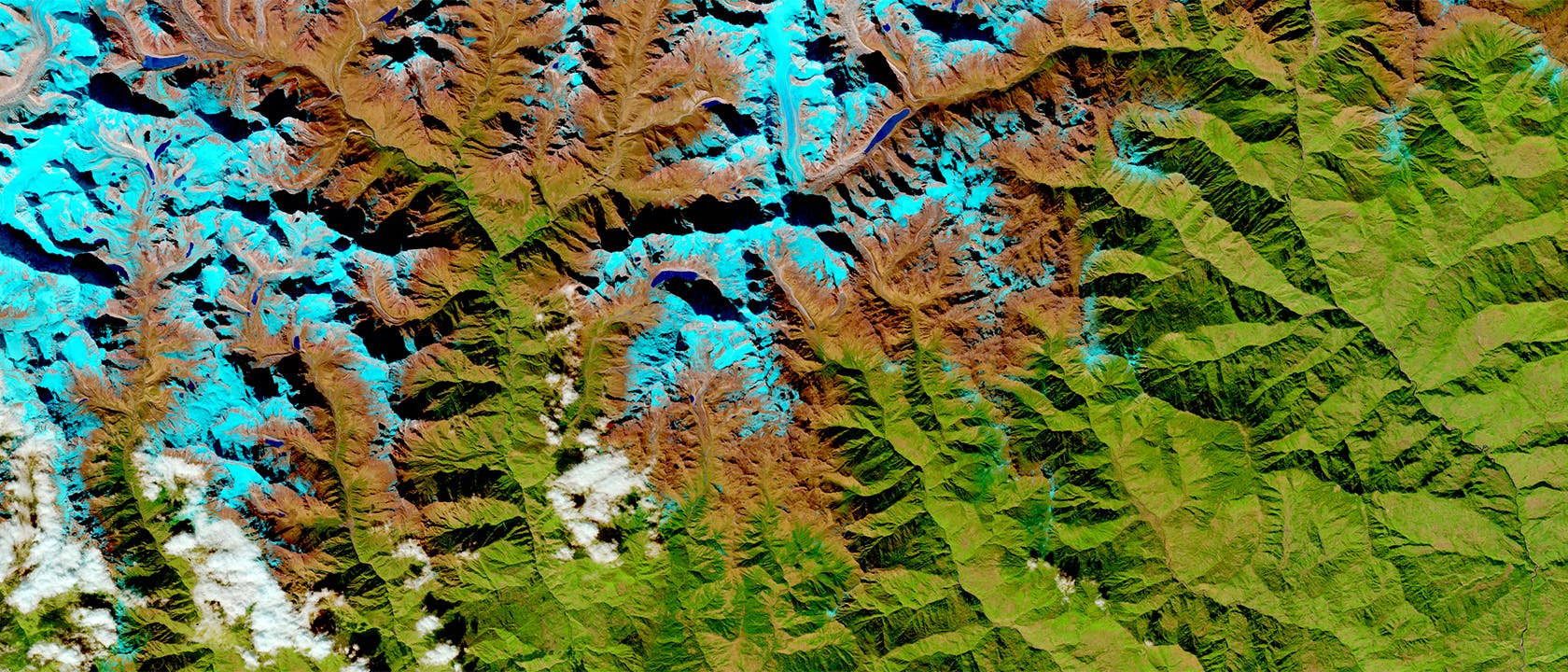 Falschfarbenansicht einer Gebirgslandschaft von oben, aus Satellitendaten erzeugtes Bild