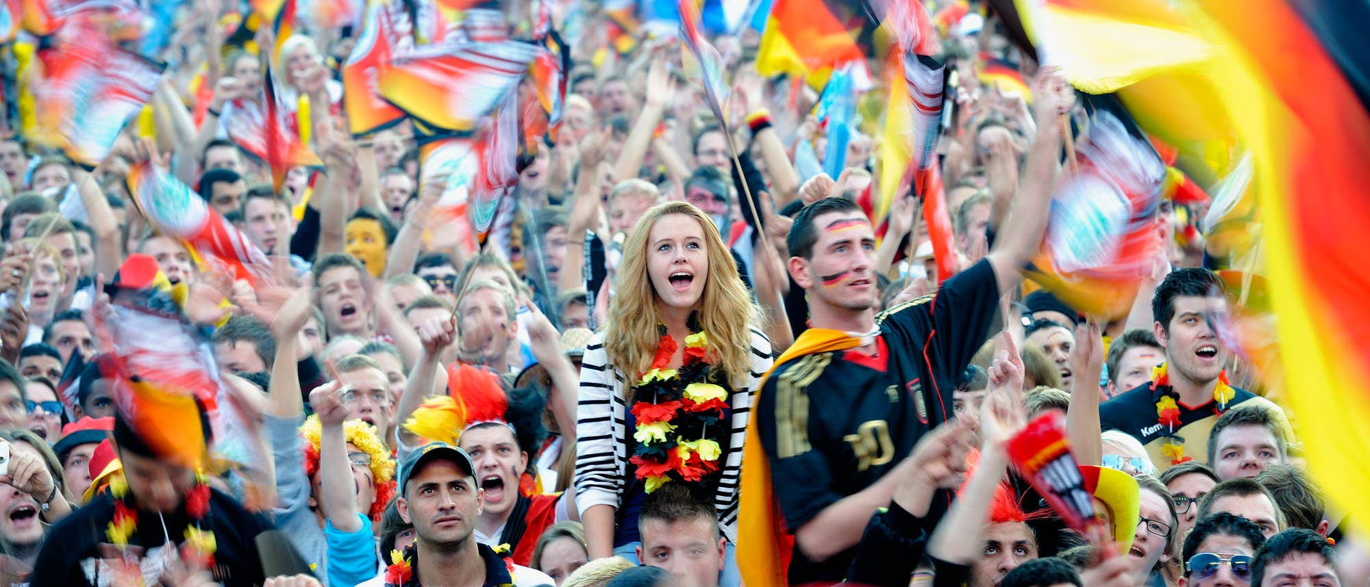 Für die einen ein Schreckgespenst, für andere Ausdruck friedlichen Partypatriotismus: deutsche Fans feiern beim Public Viewing