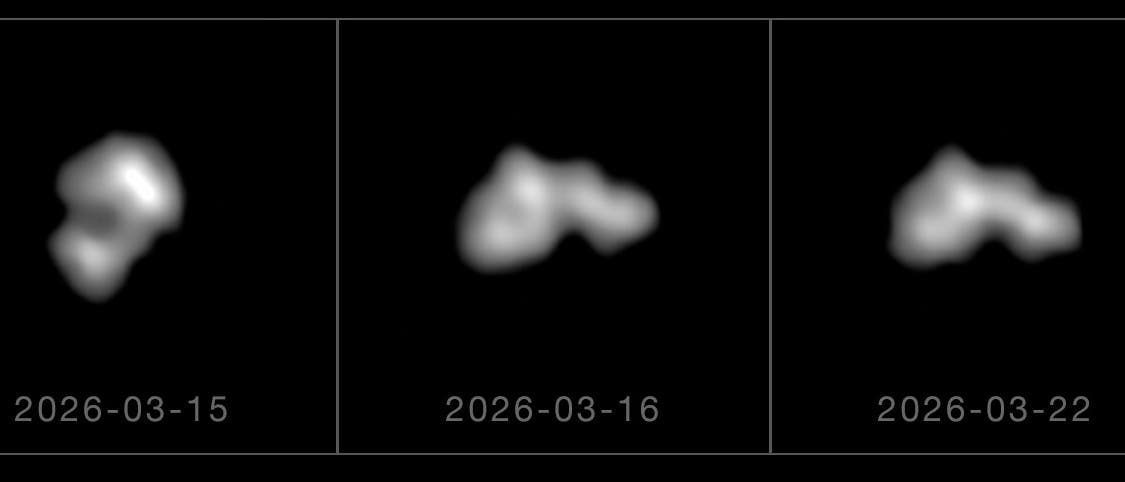 Drei nebeneinander angeordnete unscharfe Bilder eines astronomischen Objekts, vermutlich eines Kometen oder Asteroiden, aufgenommen an drei verschiedenen Tagen: 15. März 2026, 16. März 2026 und 22. März 2026. Jedes Bild zeigt leichte Veränderungen in der Form des Objekts, was auf eine Rotation oder Bewegung hindeuten könnte. Der Hintergrund ist schwarz, um das Objekt hervorzuheben. Drei nebeneinander angeordnete unscharfe Bilder eines astronomischen Objekts, vermutlich eines Kometen oder Asteroiden, aufgenommen an drei verschiedenen Tagen: 15. März 2026, 16. März 2026 und 22. März 2026. Jedes Bild zeigt leichte Veränderungen in der Form des Objekts, was auf eine Rotation oder Bewegung hindeuten könnte. Der Hintergrund ist schwarz, um das Objekt hervorzuheben.