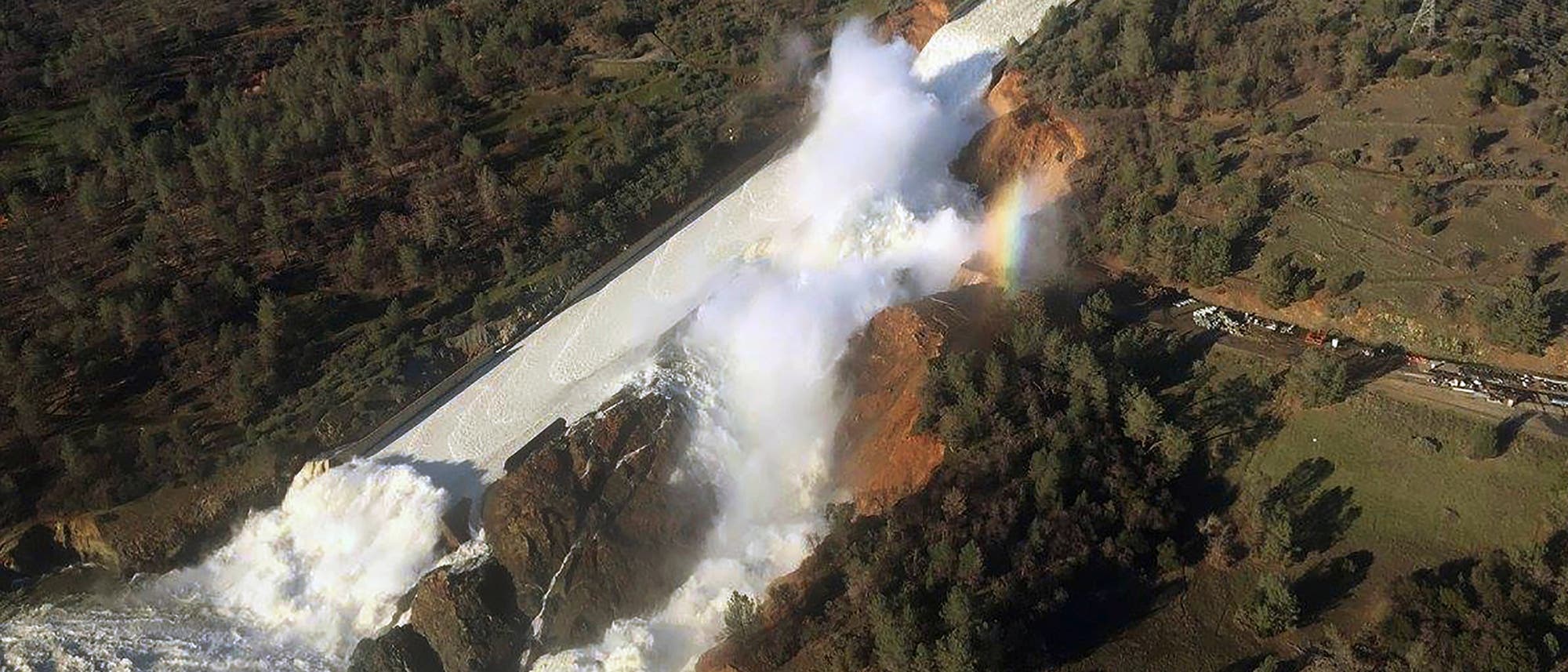 Luftaufnahme des beschädigten Hauptüberlaufs des Oroville-Staudamms.