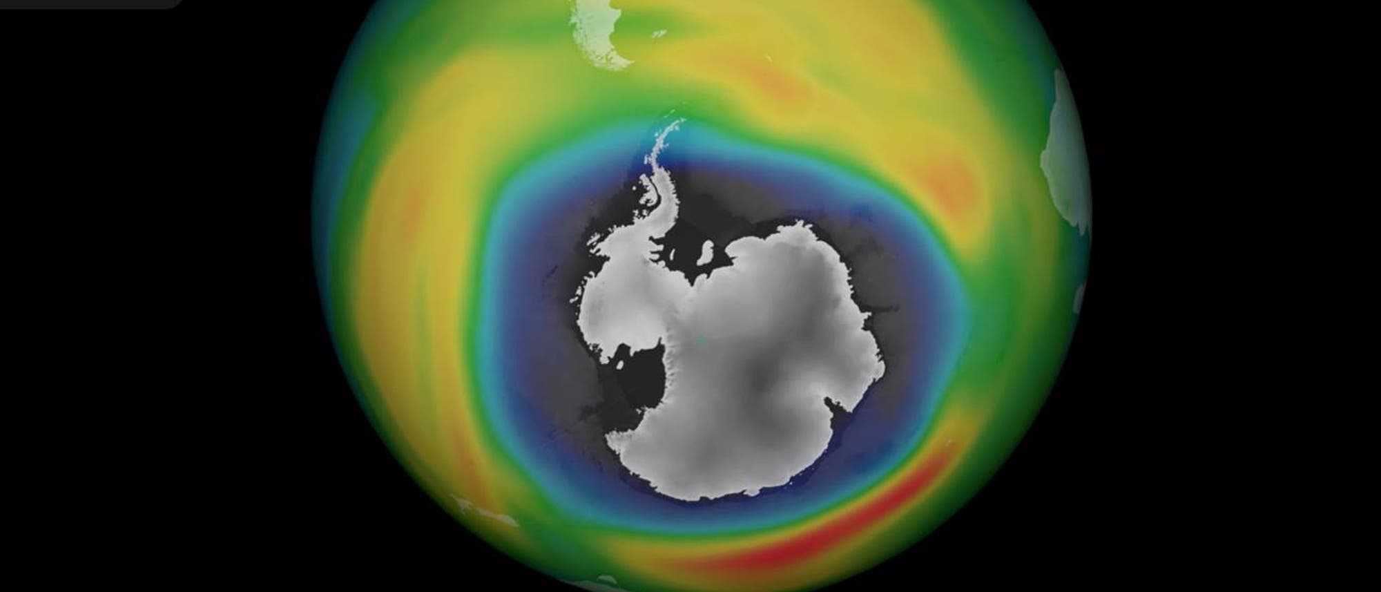 Ozonloch über der Antarktis: Schwarz und Blau bedeuten extrem wenige Ozonmoleküle in der Atmosphäre.