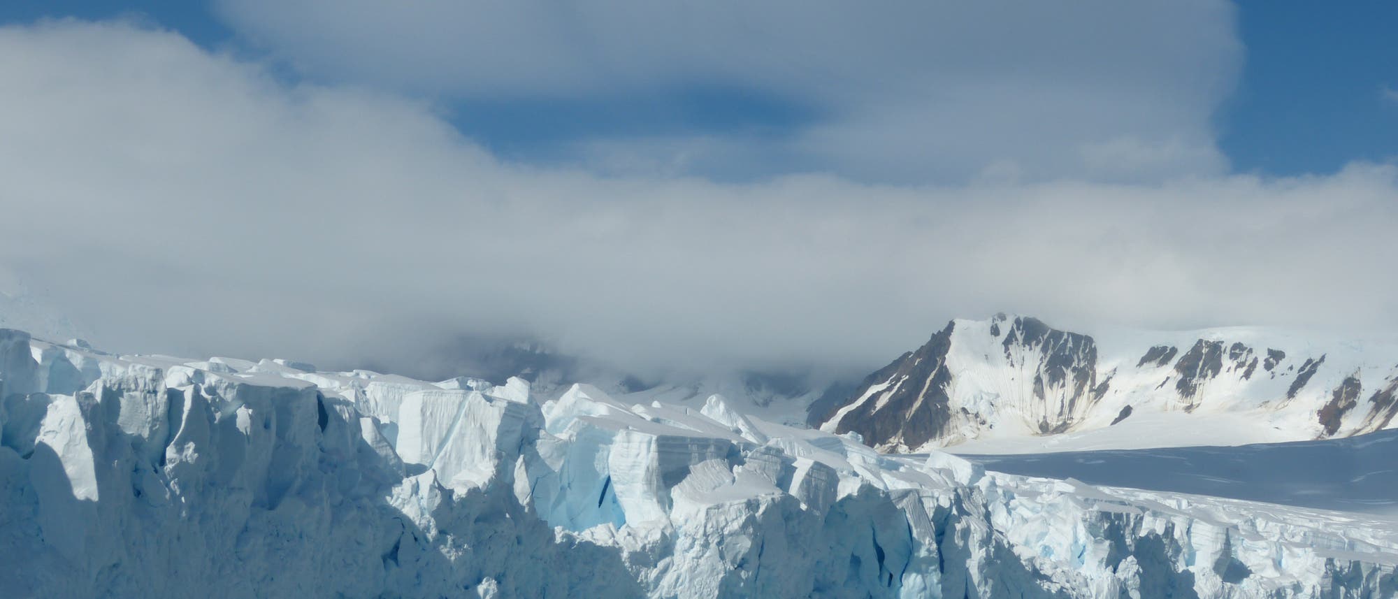 Der William-Gletscher befindet sich auf der Antarktischen Halbinsel und mündet ins offene Südpolarmeer.