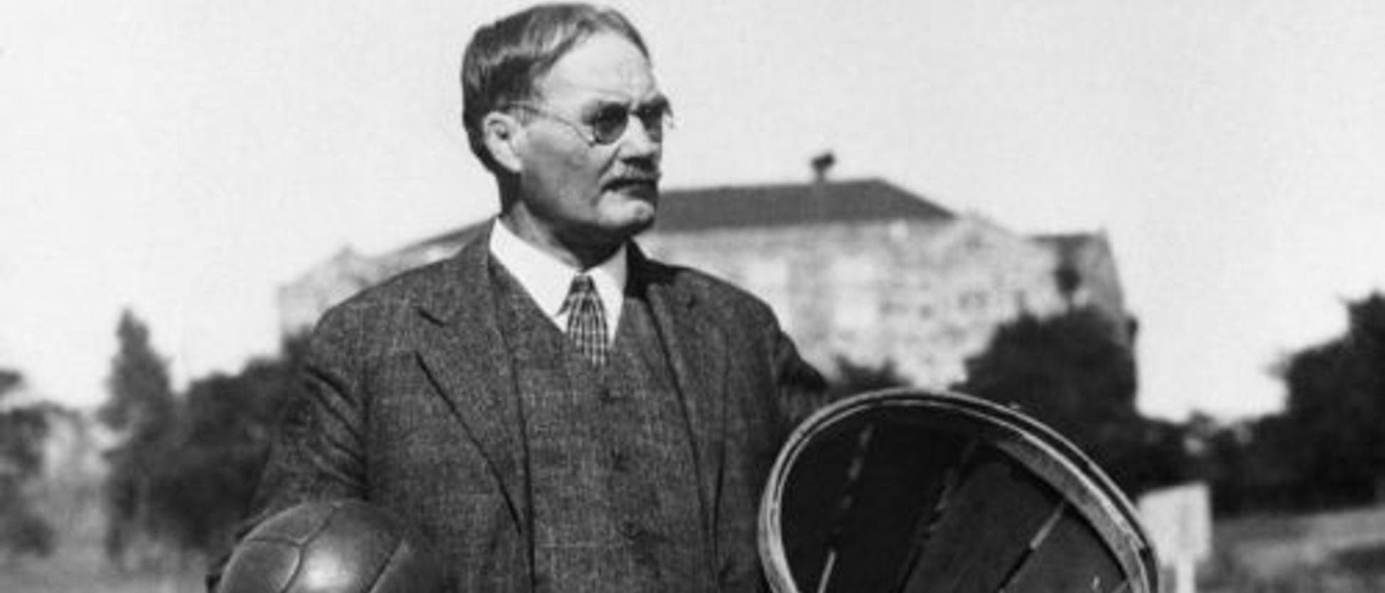 James Naismith (1861–1939) erfand 1891 Basketball.