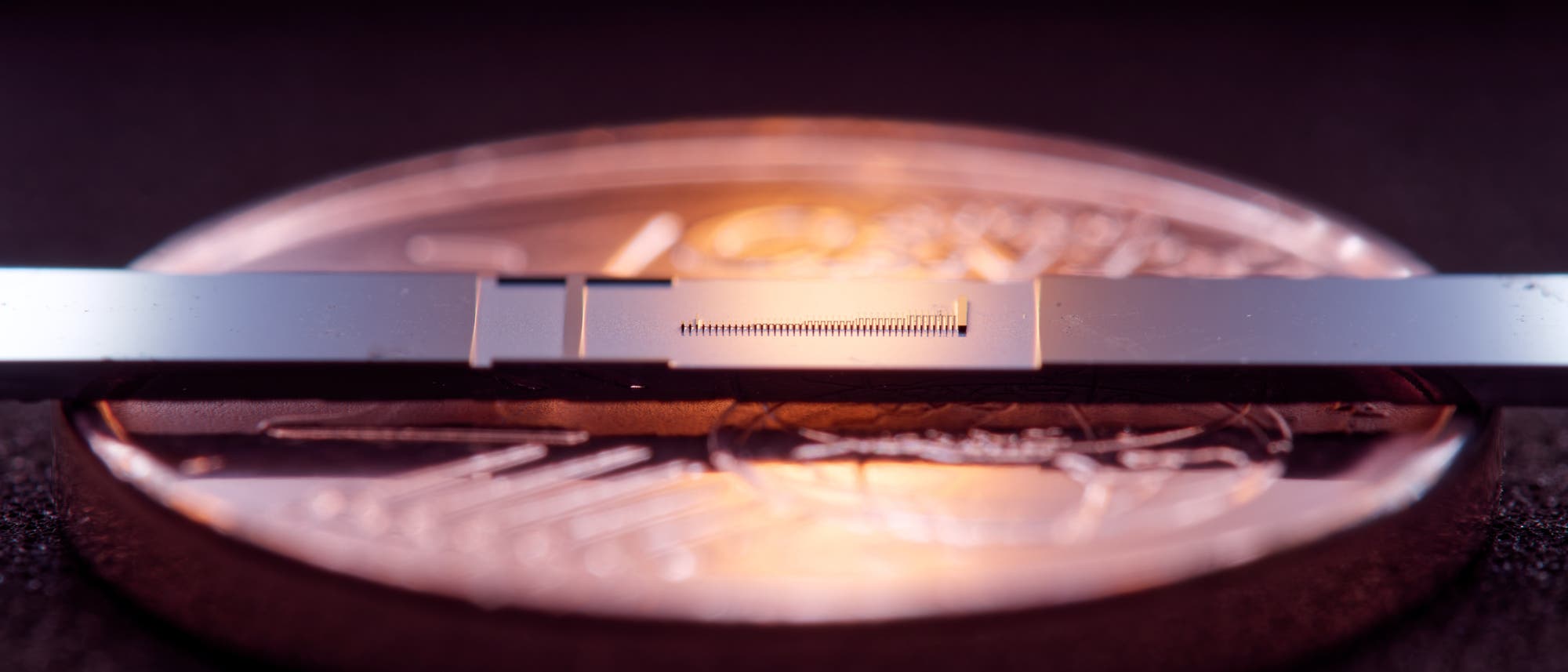 Der Mini-Teilchenbeschleuniger im Vergleich zu einer 1-Cent-Münze