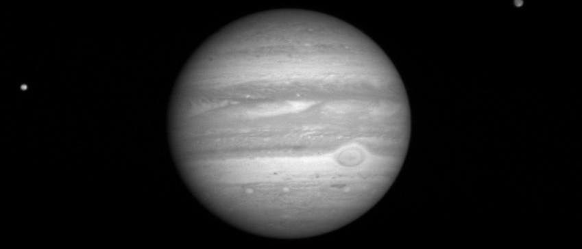 Monde umfliegen den Planeten Jupiter.
