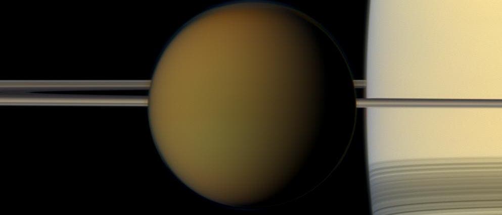 Titan vor Saturn mit seinen Ringen