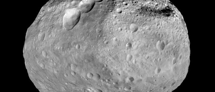 Eine detaillierte Aufnahme der Oberfläche des Asteroiden Vesta, die zahlreiche Krater und geologische Strukturen zeigt. Die Oberfläche ist uneben und von verschiedenen Kratergrößen geprägt, was auf eine lange Geschichte von Einschlägen hinweist. Die Beleuchtung hebt die Textur und Tiefe der Krater hervor. Dieses Bild vermittelt die raue und zerklüftete Natur von Vesta und bietet Einblicke in die geologische Geschichte des Asteroiden. Eine detaillierte Aufnahme der Oberfläche des Asteroiden Vesta, die zahlreiche Krater und geologische Strukturen zeigt. Die Oberfläche ist uneben und von verschiedenen Kratergrößen geprägt, was auf eine lange Geschichte von Einschlägen hinweist. Die Beleuchtung hebt die Textur und Tiefe der Krater hervor. Dieses Bild vermittelt die raue und zerklüftete Natur von Vesta und bietet Einblicke in die geologische Geschichte des Asteroiden.