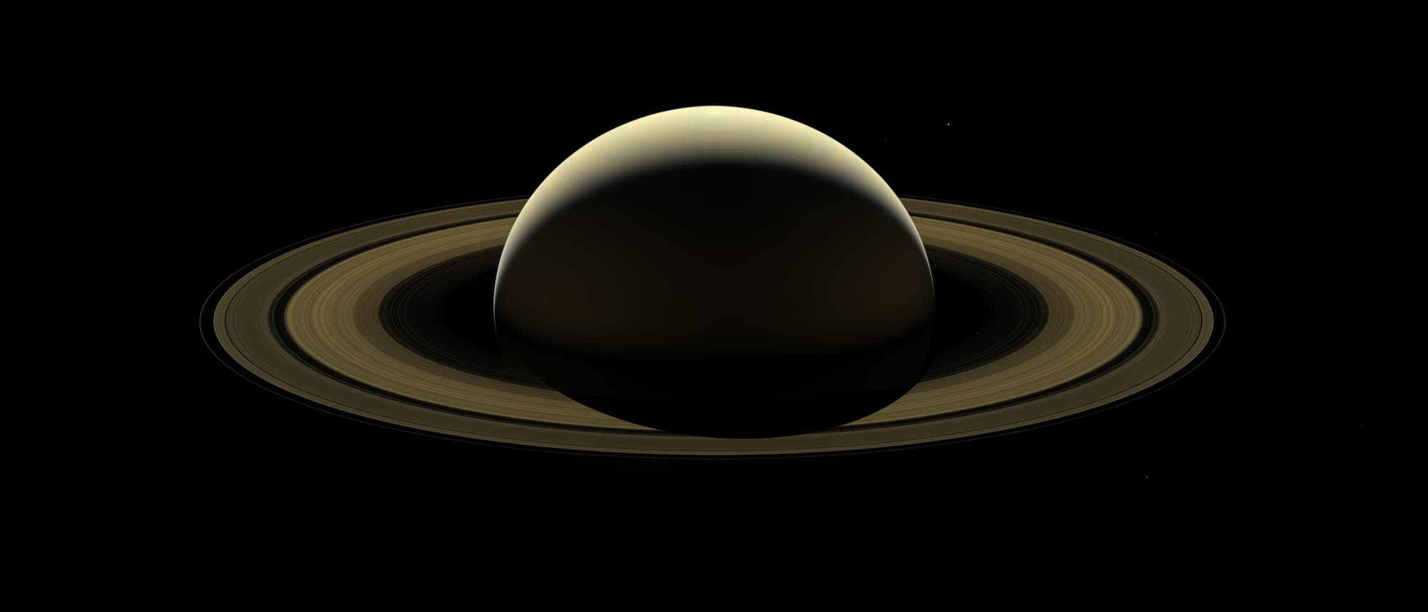 Gesamtaufnahme des Saturnsystems, teilweise aufgehellt.