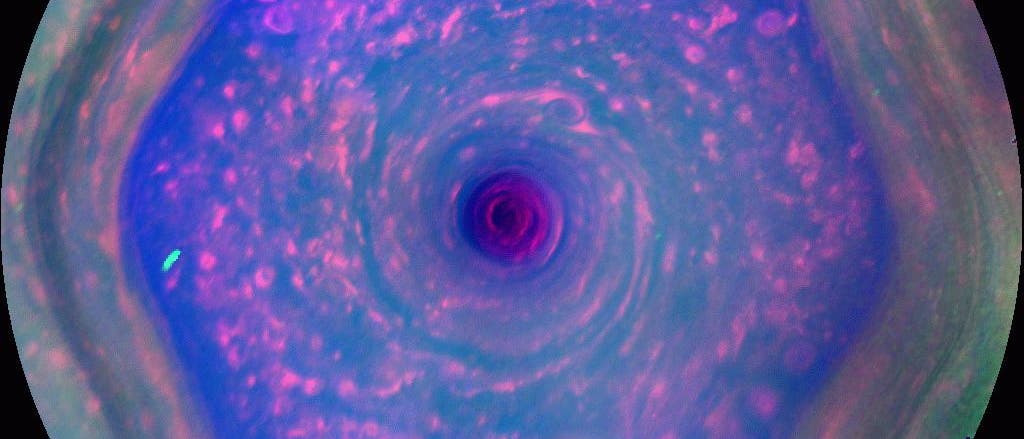 Das nordpolare Hexagon auf Saturn (Falschfarbenbild)
