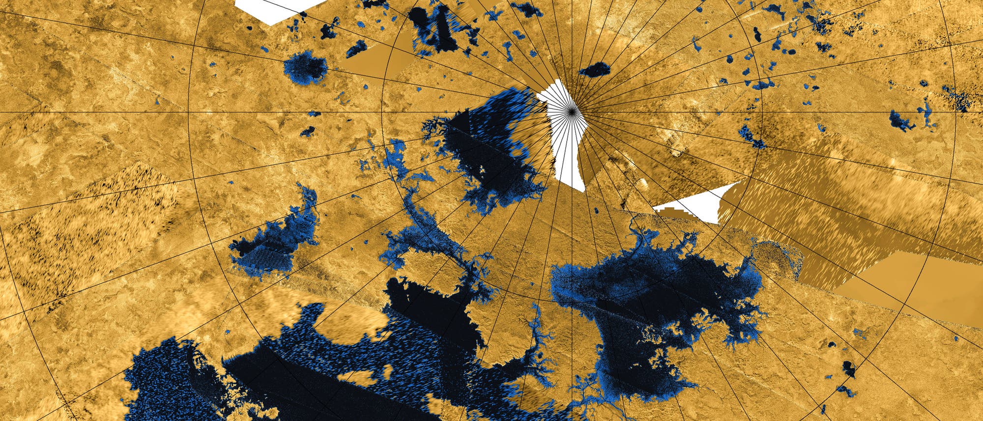 Aus Radardaten entwickeltes Farbbild der Oberfläche von Titan: Gewässer sind in blau dargestellt, bräunlich die restliche Oberfläche des Mondes