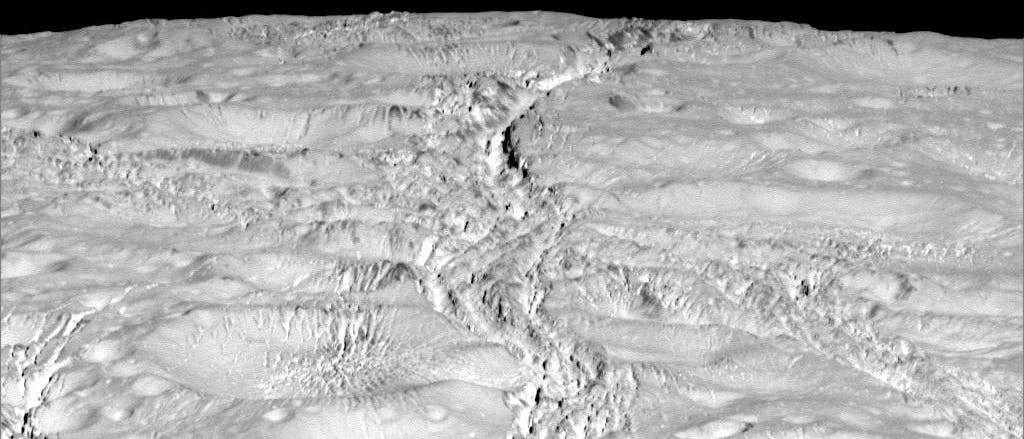 Der Nordpol von Enceladus wird von tiefen Kratern und Spalten geprägt.