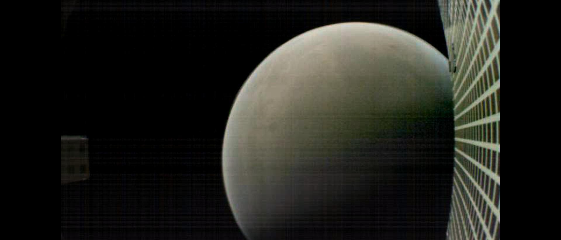 Mars kurz nach der Landung von Insight (Aufnahme eines MarCO-Kleinsatelliten)