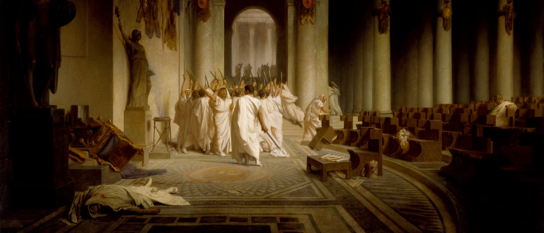 Eine historische Szene in einem antiken r&ouml;mischen Geb&auml;ude mit hohen S&auml;ulen und kunstvollen Mosaikb&ouml;den. Eine Gruppe von M&auml;nnern in wei&szlig;en Gew&auml;ndern versammelt sich in der Mitte, einige halten Dolche. Im Vordergrund liegt eine Person am Boden, ebenfalls in ein wei&szlig;es Gewand geh&uuml;llt. Die Architektur ist detailliert, mit Statuen und dekorativen Elementen an den W&auml;nden. Die Stimmung ist dramatisch und angespannt.