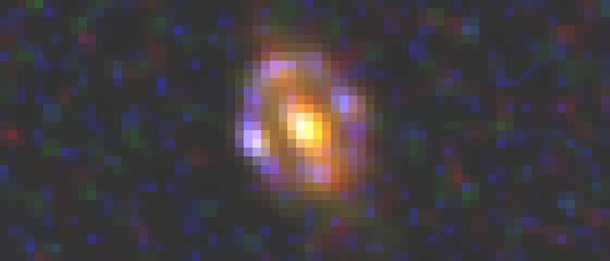 Die Gravitationslinse J1000+0221 (Aufnahme des Weltraumteleskops Hubble)