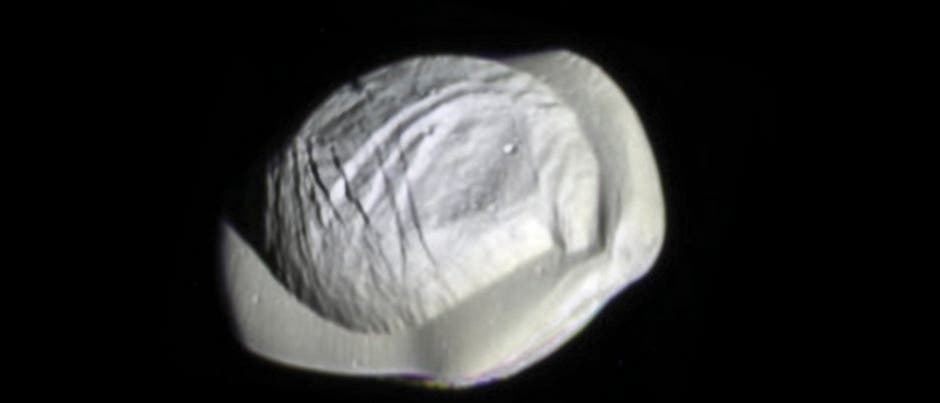 Saturnmond Pan in Großaufnahme der Raumsonde Cassini