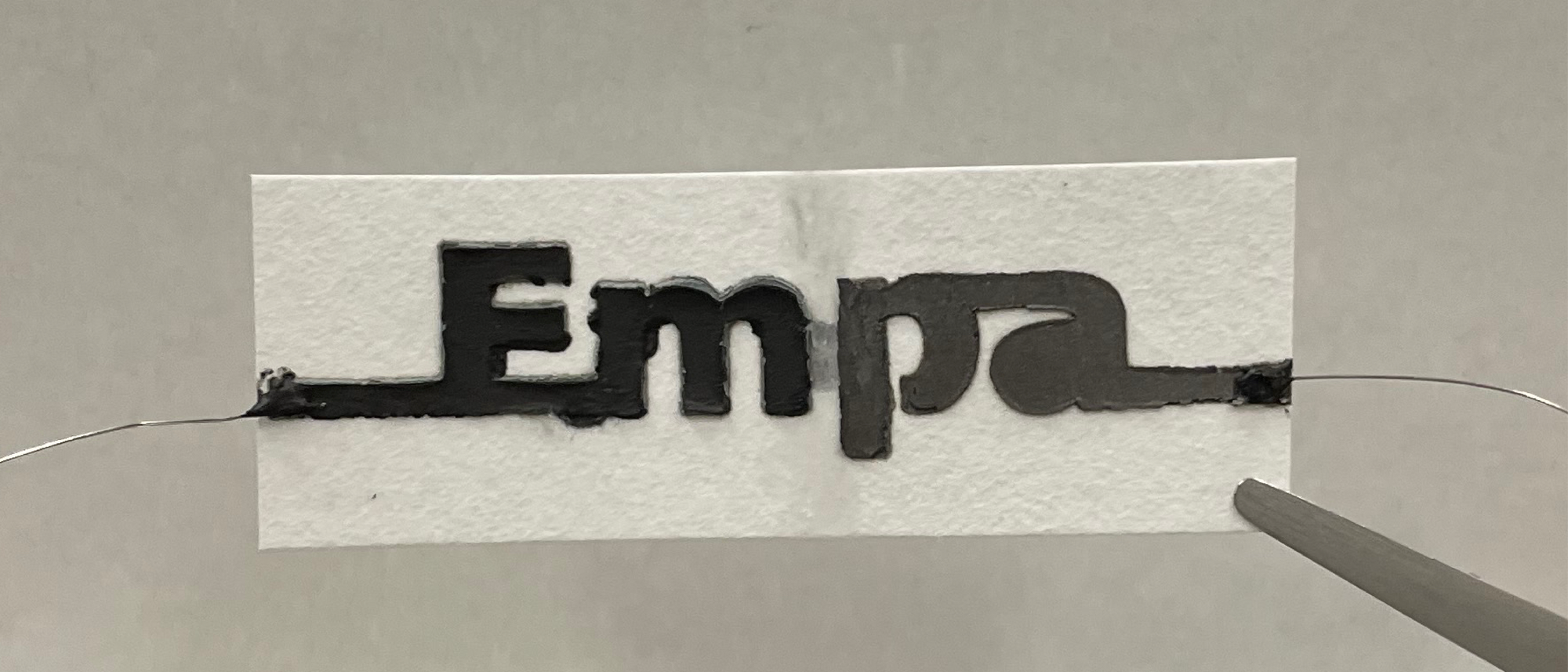 Papierbatterie mit dem Schriftzug »Empa«