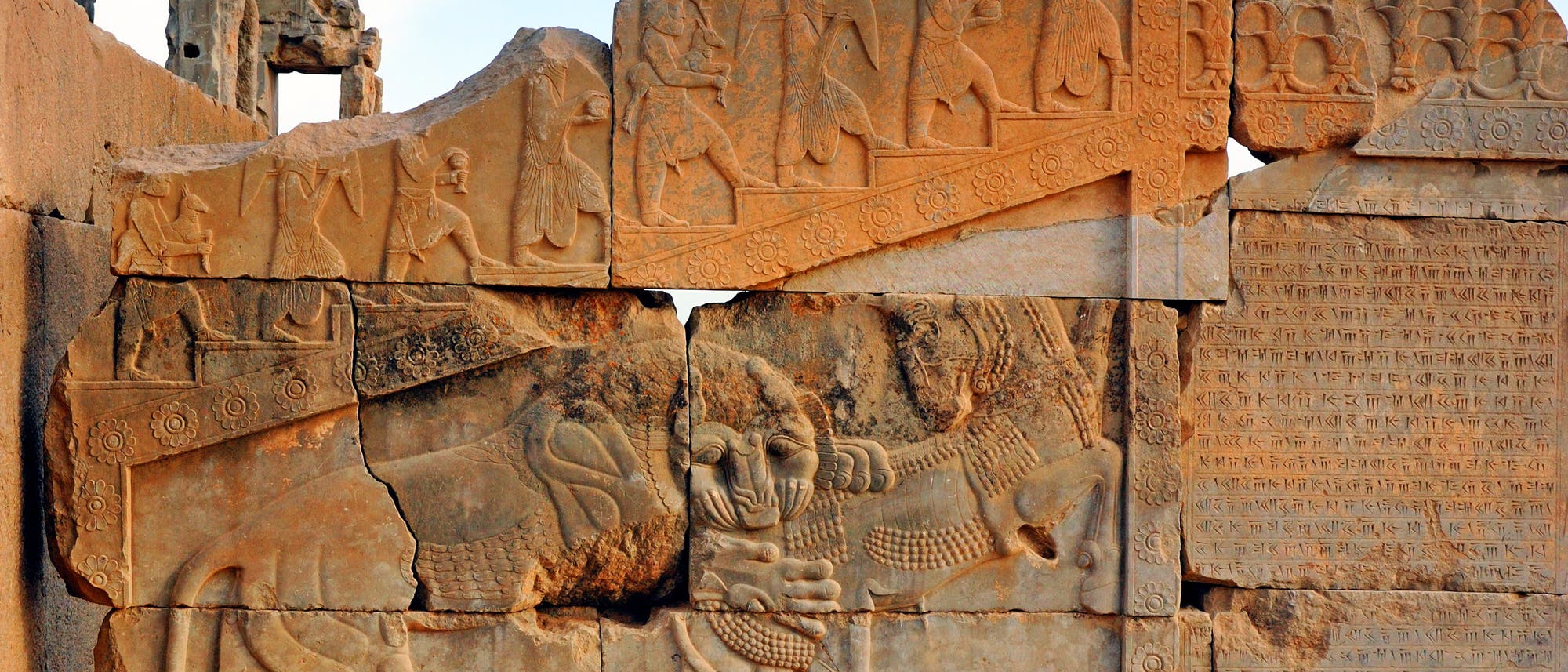 Ausschnitt der Ruinen von Persepolis mit Relief