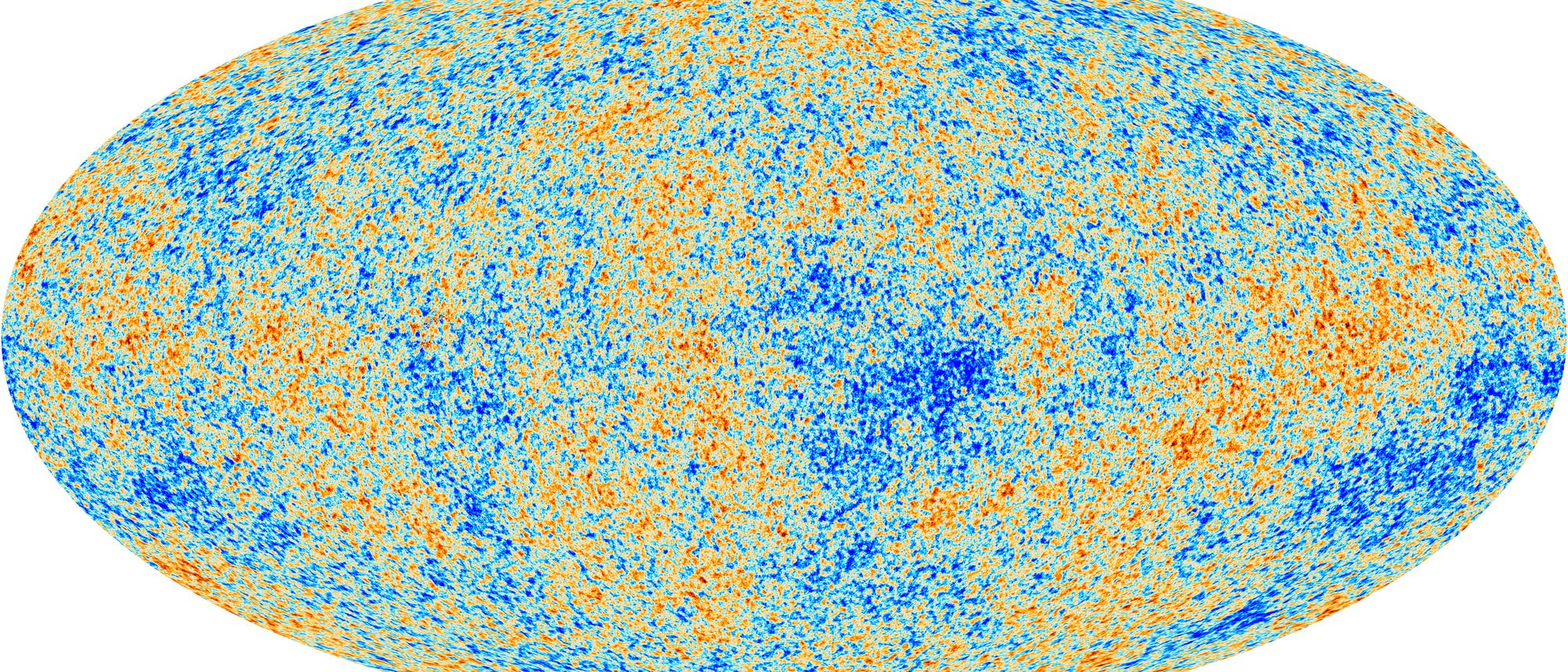 Eine wissenschaftliche Abbildung der kosmischen Hintergrundstrahlung, dargestellt als elliptische Karte. Die Karte zeigt Temperaturunterschiede im frühen Universum, visualisiert durch ein Muster aus blauen und orangefarbenen Flecken. Diese Farben repräsentieren kältere und wärmere Regionen. Die Abbildung dient der Untersuchung der Struktur und Entwicklung des Universums.