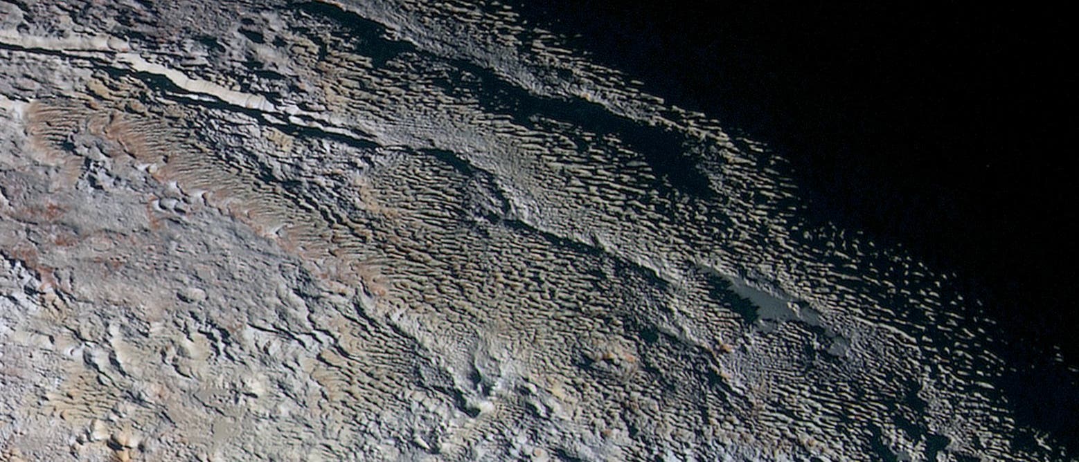 Schuppiges Gelände auf Pluto, aufgenommen von der Sonde New Horizons