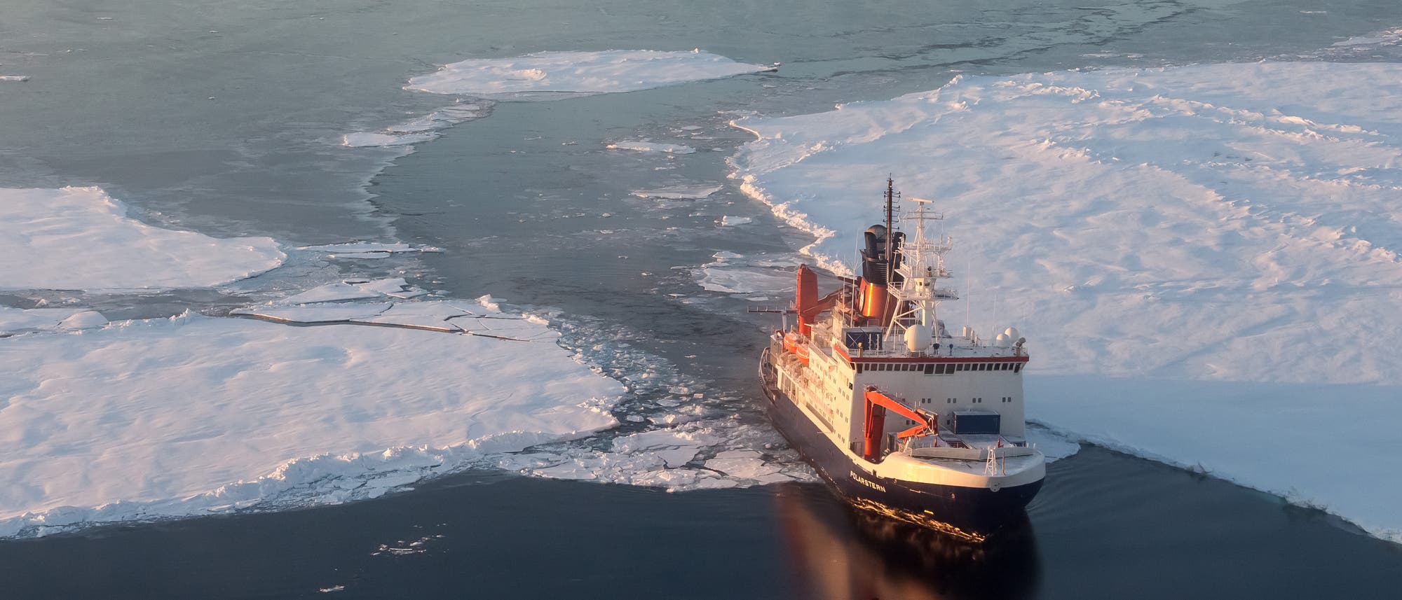 Das deutsche Forschungsschiff Polarstern in der zentralen Arktis