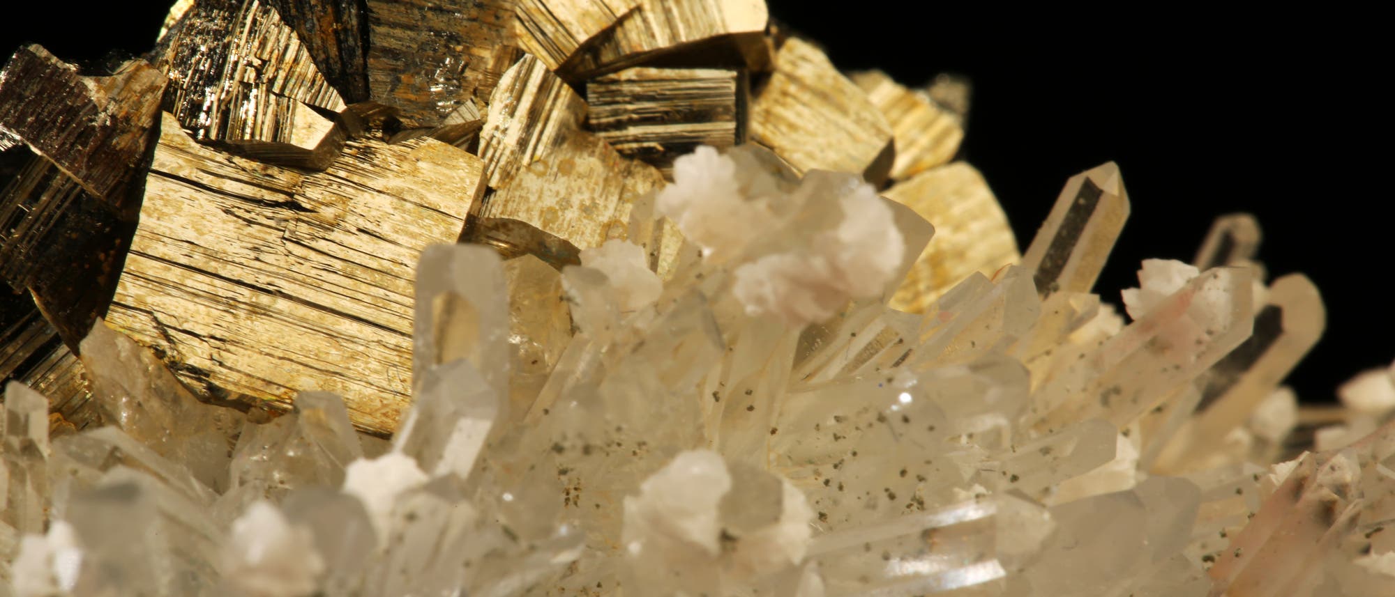 Pyrit - auch als Katzengold bekannt - mit einem Bergkristall