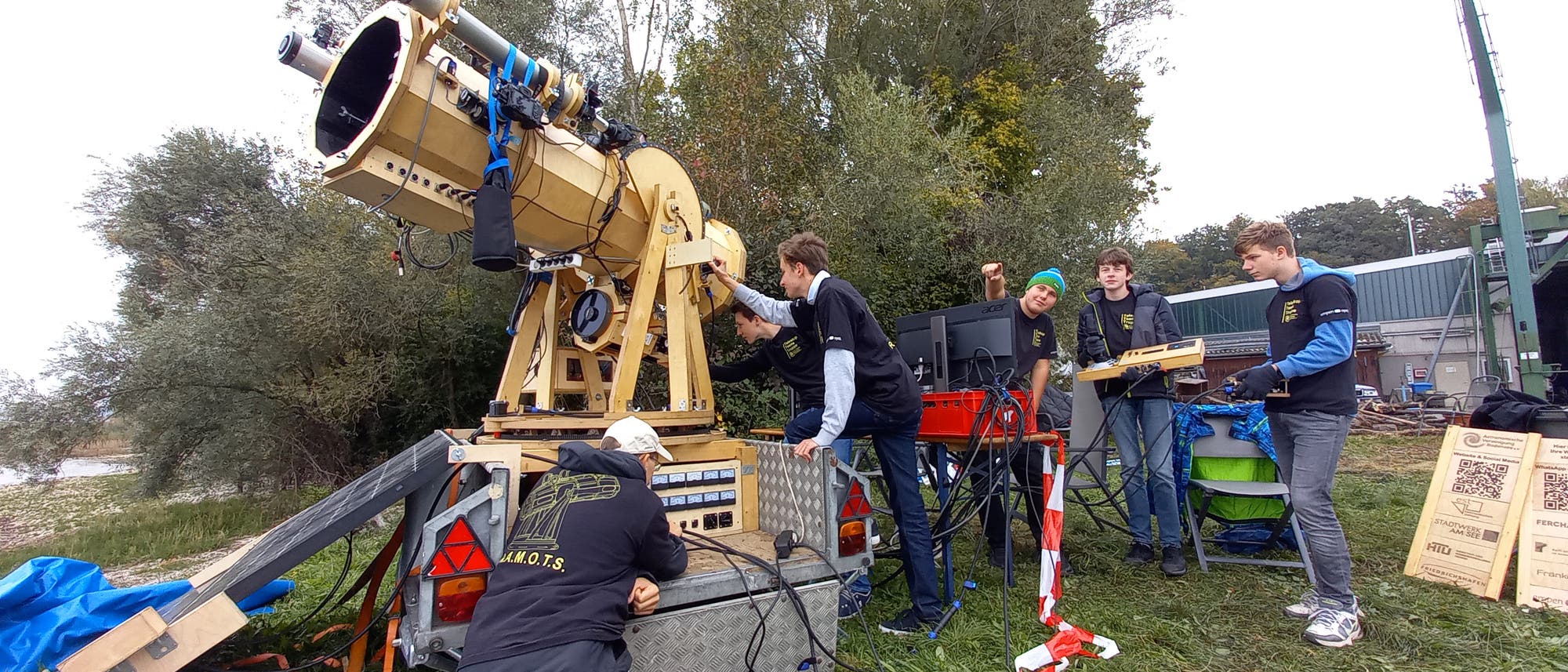 Die Jugendgruppe der Bodensee-Sternwarte testet das neu gebaute RAMOTS-Teleskop.