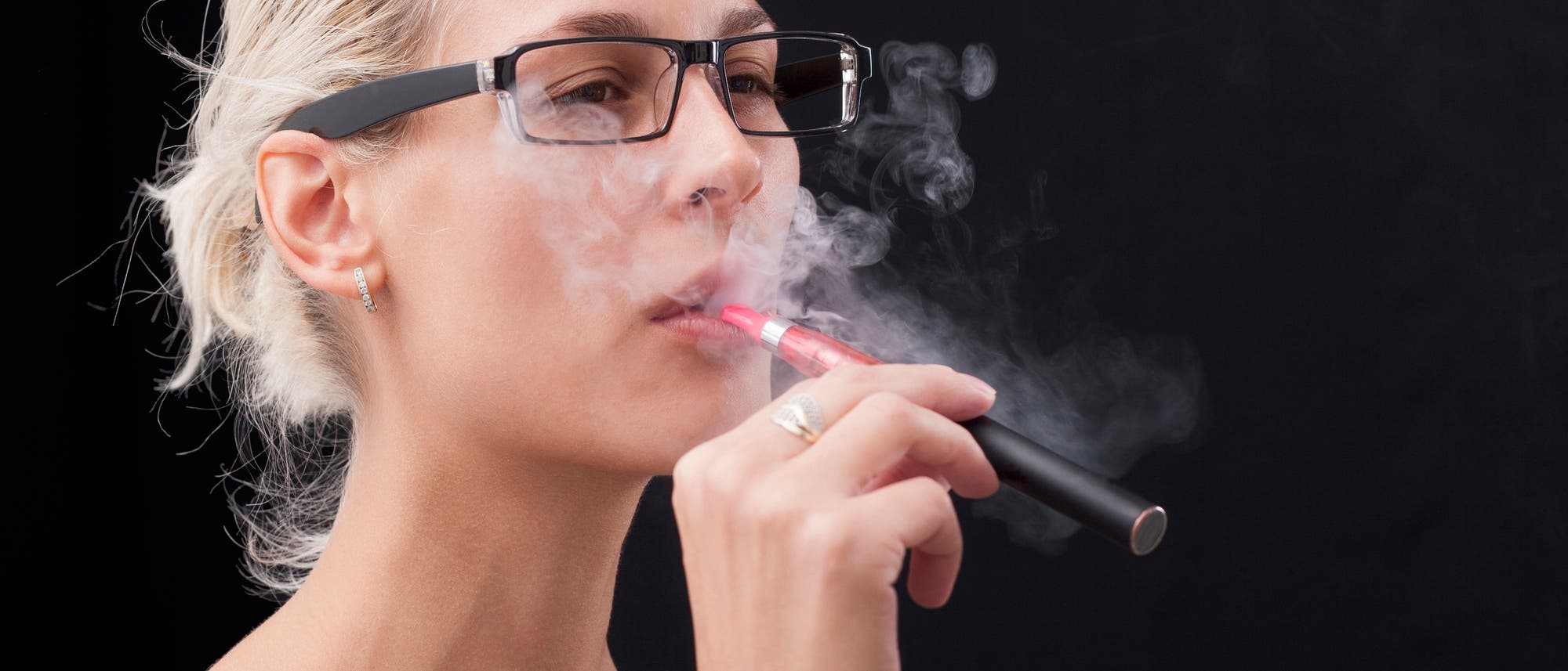 E-Zigarette rauchende Frau