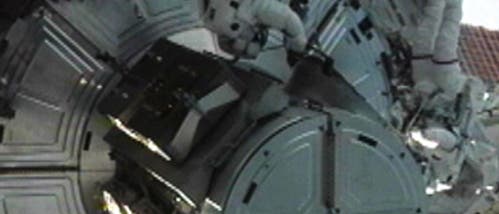 Raumausstieg der beiden Astronauten Mike Fossum und Ron Garan